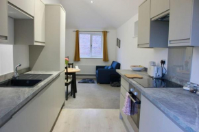 Modern Guest Lodge, Centrally Located, Free Parking, 8 Min to LGW Airport